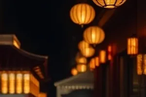 深夜行驶的列车车窗与灯光倒影