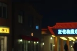 对称房间中两面相对的镜子